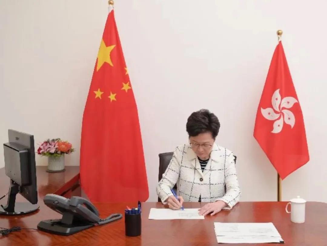 《港区国安法》由香港特别行政区在香港公布实施，有关公布已由行政长官林郑月娥签署，并于6月30日晚11时刊宪生效